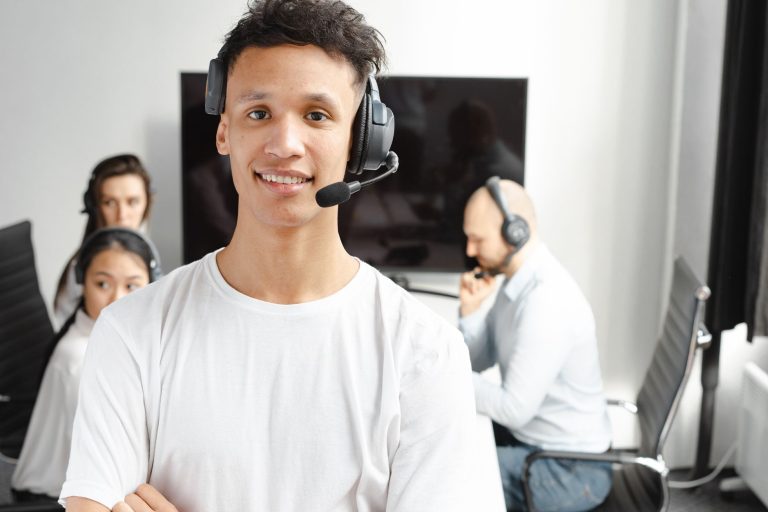 Closer professionnel avec casque concluant une vente à distance