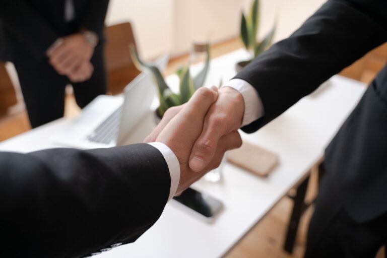 Deux professionnels en négociation commerciale