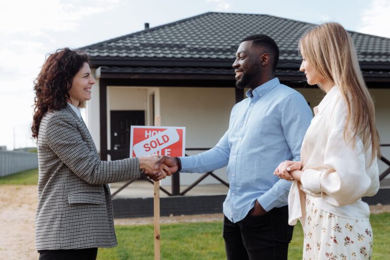 Un commercial en rendez-vous client sur le terrain